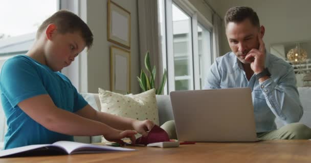 Padre Caucásico Con Hijo Sentado Mesa Aprendiendo Con Ordenador Portátil — Vídeos de Stock