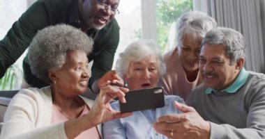 Evde akıllı telefon kullanan bir grup son sınıf öğrencisi. emeklilik son sınıf yaşam tarzı konsepti