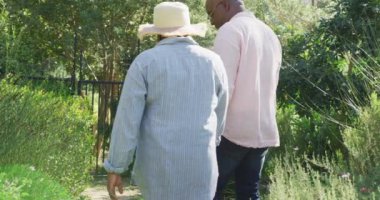 Afrika kökenli Amerikalı son sınıf çifti dışarıda yürürken gördüm. emeklilik hayatı, evde ve bahçede zaman geçirmek..