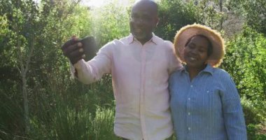 Mutlu Afro-Amerikan son sınıf çifti dışarıda selfie çekiyor. emeklilik hayatı, evde ve bahçede zaman geçirmek..