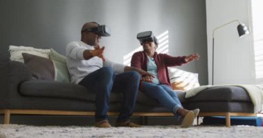 Mutlu Afro-Amerikan son sınıf çifti VR kulaklık takıp eğleniyor. emeklilik hayatı teknolojiyle evde dinleniyor..