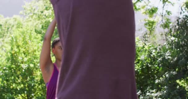 Grupo Jóvenes Diversos Meditando Practicando Yoga Juntos Parque Yoga Meditación — Vídeo de stock