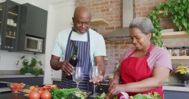 Glad Afrikansk Seniorpar Matlagning Tillsammans Dricka Vinranka Köket Pensionering Livsstil — Stockvideo