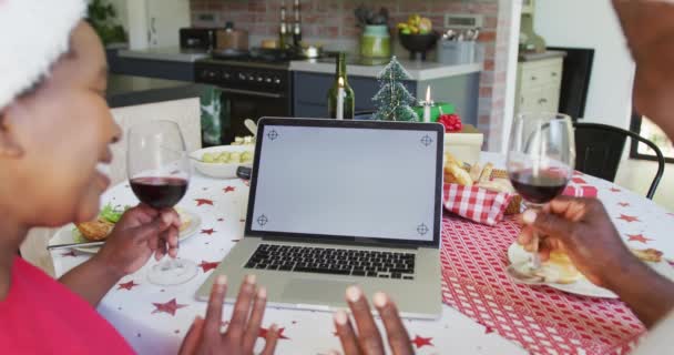 Mutlu Afro Amerikan Kıdemli Çifti Dizüstü Bilgisayardan Noel Zamanı Fotokopi — Stok video