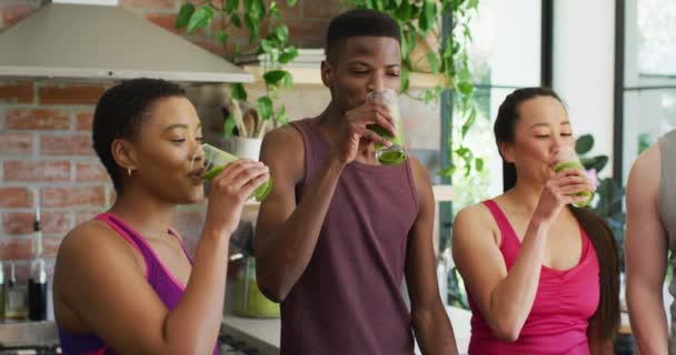 Skupina Různorodých Mladých Lidí Kteří Pijí Doma Zdravý Zelený Koktejl — Stock video