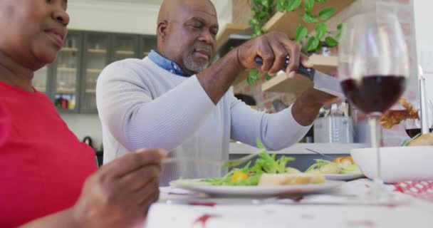 Selamat Afrika Amerika Pasangan Senior Makan Bersama Sama Dapur Gaya — Stok Video