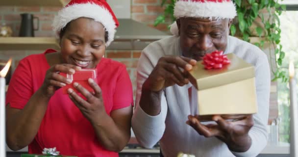 Felice Coppia Anziani Afro Americani Cappelli Babbo Natale Con Regali — Video Stock