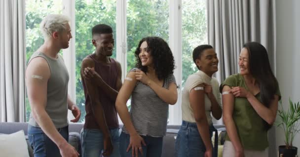 Een Groep Jonge Mensen Die Thuis Hun Gevaccineerde Schouders Laten — Stockvideo