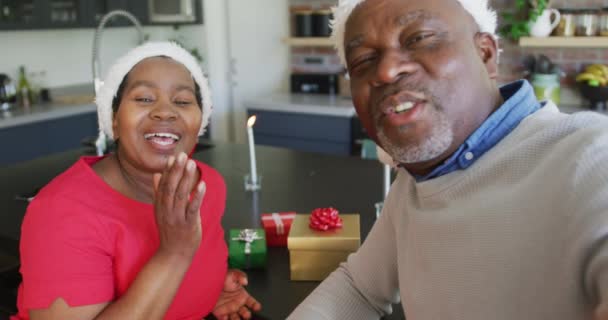 圣诞期间 戴着圣诞礼帽的快乐的非洲裔美国老两口在电视上通话 圣诞节 节日和通信技术 — 图库视频影像