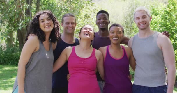Portret Grupy Różnorodnych Młodych Ludzi Uśmiechających Się Stojąc Razem Parku — Wideo stockowe