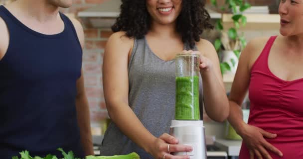 Különböző Fiatalok Csoportja Akik Zöld Egészséges Turmixot Készítenek Otthon Egészséges — Stock videók