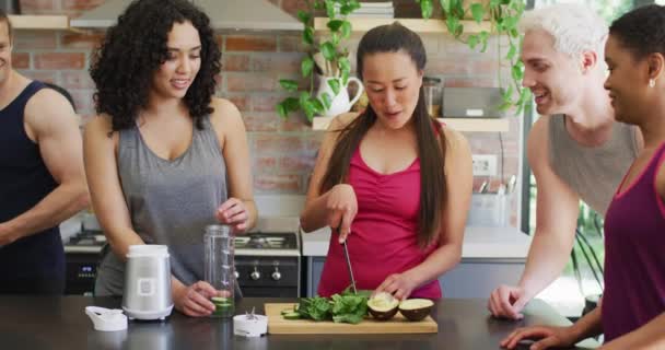 Különböző Fiatalok Csoportja Akik Zöld Egészséges Turmixot Készítenek Otthon Egészséges — Stock videók