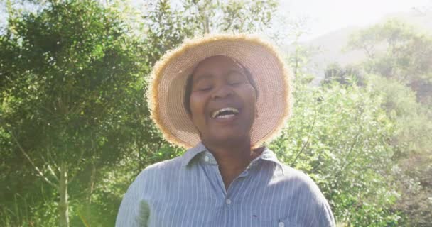 Szczęśliwa Afrykańska Starsza Kobieta Patrząca Kamerę Zewnątrz Emerytury Spędzanie Czasu — Wideo stockowe