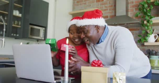 Feliz Casal Idosos Afro Americanos Chapéus Papai Noel Videochamada Laptop — Vídeo de Stock