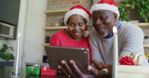 Feliz Casal Idosos Afro Americanos Chapéus Papai Noel Videochamada Tablet — Vídeo de Stock