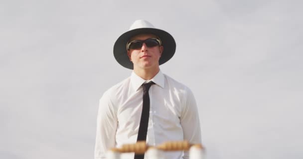 Vista Frontal Cerca Árbitro Cricket Masculino Caucásico Con Camisa Blanca — Vídeos de Stock