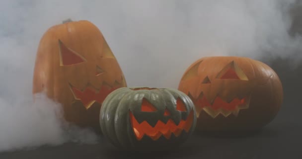 Kouřový Efekt Více Děsivé Tváře Vyřezávané Halloween Dýně Šedém Pozadí — Stock video