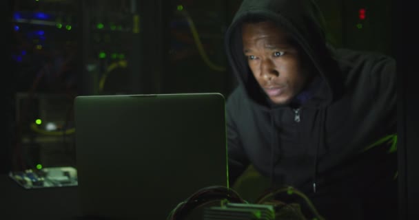 Africano Americano Hacker Computador Masculino Usando Laptop Sala Servidores Negócios — Vídeo de Stock