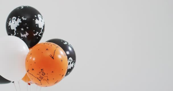 Gespenster Und Skelett Bedruckte Bündel Von Halloween Luftballons Vor Grauem — Stockvideo