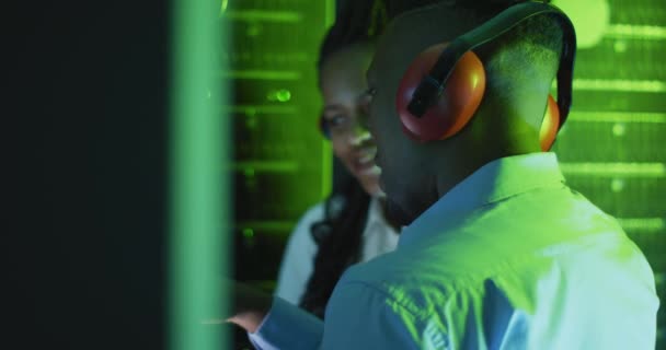 Afroameričtí Počítačoví Technici Nosí Sluchátka Pracující Serverovně Technologie Digitálního Ukládání — Stock video