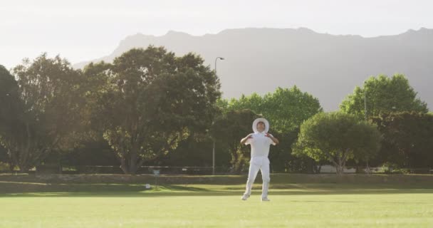 Vista Frontal Jogador Críquete Masculino Caucasiano Vestindo Brancos Campo Críquete — Vídeo de Stock