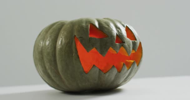 Närbild Skrämmande Ansikte Snidade Halloween Pumpa Mot Grå Bakgrund Halloween — Stockvideo