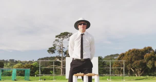 Pohled Zepředu Bělošského Rozhodčího Mužského Kriketu Bílé Košili Černé Kravatě — Stock video