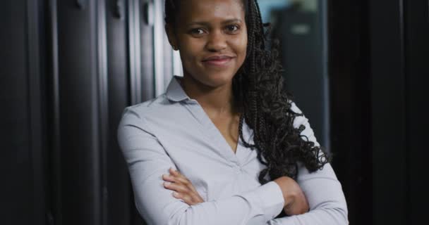 拥有安全通行证的非洲裔美国女计算机技师进入商业服务器室 数字信息存储和通信网络技术 — 图库视频影像