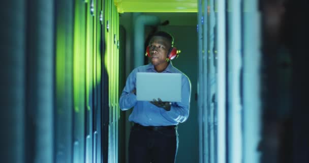 Africano Americano Técnico Computador Masculino Usando Laptop Trabalhando Sala Servidores — Vídeo de Stock