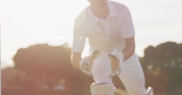 Vooraanzicht Close Van Een Blanke Mannelijke Cricketspeler Die Wit Draagt — Stockvideo