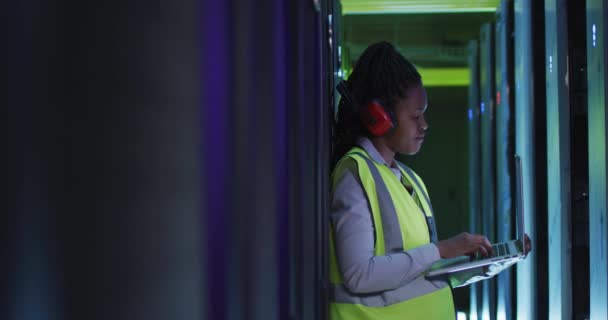Tecnico Informatico Afroamericano Femminile Che Utilizza Laptop Che Lavorano Nella — Video Stock