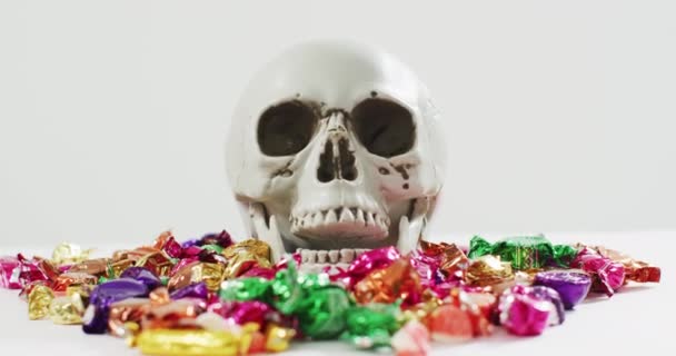 Vista Cerca Del Cráneo Humano Múltiples Caramelos Caídos Sobre Fondo — Vídeos de Stock