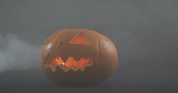 Efeito Fumaça Sobre Rosto Assustador Esculpida Abóbora Halloween Contra Fundo — Vídeo de Stock