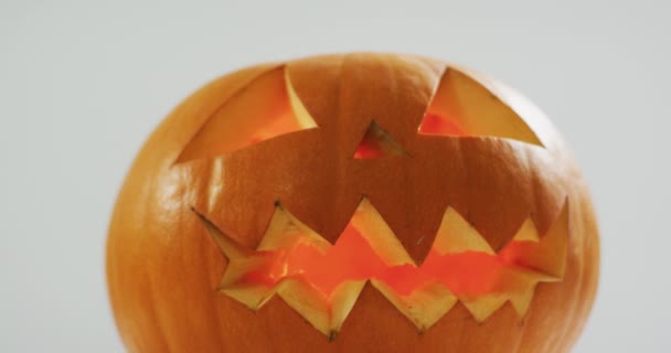 Närbild Skrämmande Ansikte Snidade Halloween Pumpa Mot Grå Bakgrund Halloween — Stockvideo