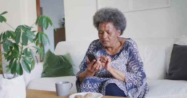 Afroameričanka Sedící Gauči Používající Smartphone Penzijní Životní Styl Relaxace Doma — Stock video