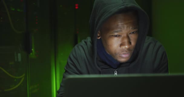 Αφροαμερικάνος Χάκερ Που Χρησιμοποιεί Λάπτοπ Στο Δωμάτιο Του Σέρβερ Ασφάλεια — Αρχείο Βίντεο