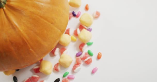 Close Zicht Pompoen Snoepjes Tegen Een Grijze Achtergrond Halloween Vakantie — Stockvideo