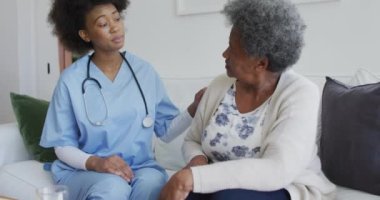 Afro-Amerikan kadın doktor ve üzgün son sınıf bayan konuşmaları. üst düzey sağlık, destek ve yaşam tarzı.