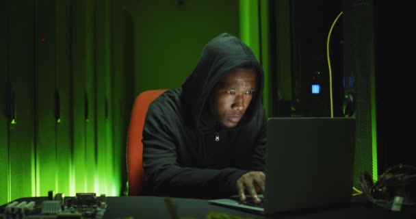 Hacker Afro Americano Che Usa Computer Portatile Nella Stanza Dei — Video Stock