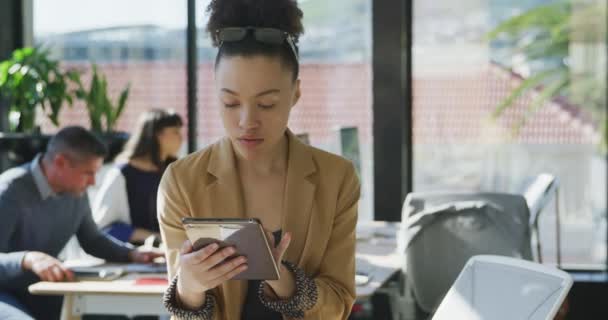 Vue Face Gros Plan Une Femme Métisse Travaillant Dans Bureau — Video