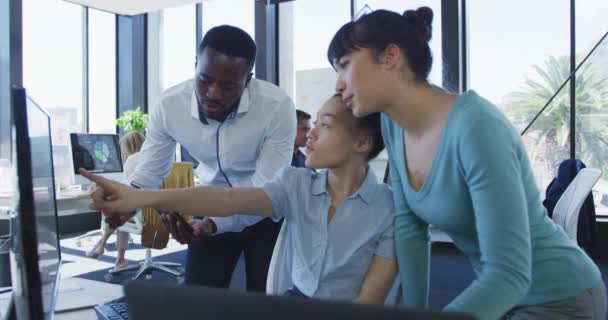 Vooraanzicht Van Gemengde Ras Zakenman Twee Zakenvrouwen Werken Een Modern — Stockvideo