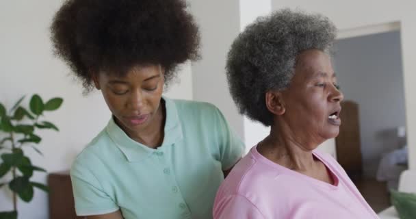 Feliz Fisioterapeuta Afro Americana Ajudando Paciente Idosa Exercitar Casa Cuidados — Vídeo de Stock