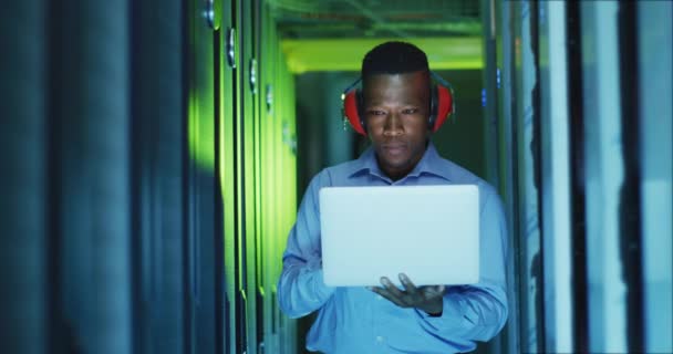 Αφροαμερικάνος Τεχνικός Υπολογιστών Που Χρησιμοποιεί Φορητό Υπολογιστή Που Εργάζεται Αίθουσα — Αρχείο Βίντεο