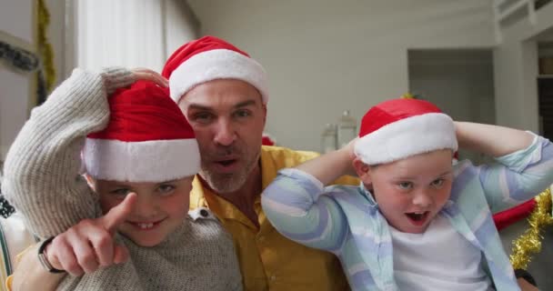 아버지와 모자를 소파에 미소짓고 아들의 크리스마스 축하와 축하의 — 비디오