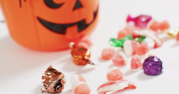 Przerażające Halloween Dynia Drukowane Wiadro Pełne Cukierków Szarym Tle Halloween — Wideo stockowe