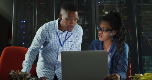 Técnicos Informáticos Afroamericanos Que Utilizan Computadoras Portátiles Que Trabajan Sala — Vídeos de Stock