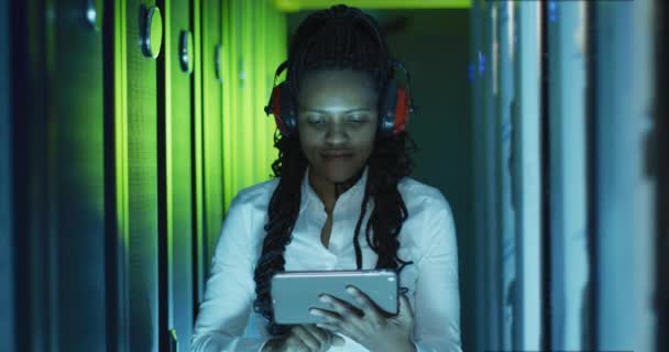 Αφρο Αμερικανίδα Τεχνικός Υπολογιστών Χρησιμοποιώντας Tablet Που Εργάζονται Αίθουσα Διακομιστή — Αρχείο Βίντεο