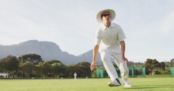 Vista Frontal Jugador Cricket Masculino Caucásico Usando Blancos Sombrero Campo — Vídeos de Stock