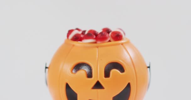 Τρομακτική Κολοκύθα Halloween Τυπωμένο Κουβά Γεμάτο Καραμέλες Γκρι Φόντο Απόκριες — Αρχείο Βίντεο