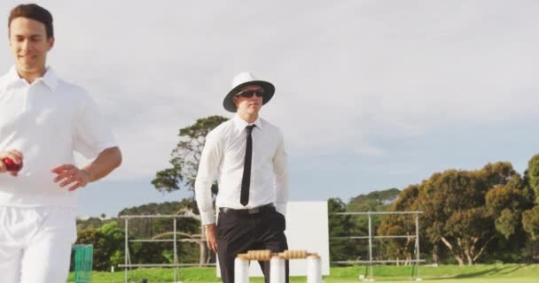 Vooraanzicht Van Een Blanke Mannelijke Cricket Umpire Wit Shirt Zwarte — Stockvideo